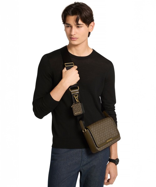 MICHAEL KORS(マイケルコース)の「HUDSON フラップ クロスボディ ウィズ ポーチ ミニ - MKシグネチャー(ショルダーバッグ・メンズ・グリーン系・FREE)」の2枚目の写真