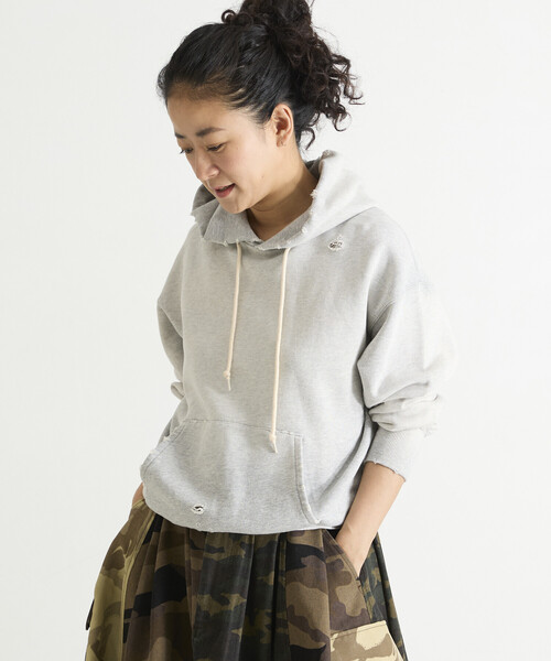 Freada（フリーダ）の「Freada/フリーダ ダメージ加工 フーディー（スウェット・レディース・グレー/レッド・ONE SIZE）」の2枚目の写真