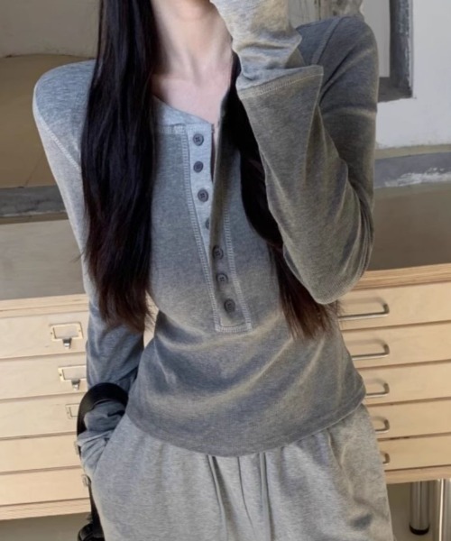 SHERU(シェル)の「バイカラー ヘンリーネックタイト長袖Tシャツ ロンT(Tシャツ/カットソー・レディース・グレー/ブラック・M)」の3枚目の写真