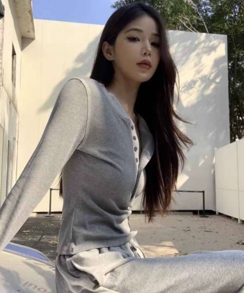 SHERU(シェル)の「バイカラー ヘンリーネックタイト長袖Tシャツ ロンT(Tシャツ/カットソー・レディース・グレー/ブラック・M)」の5枚目の写真
