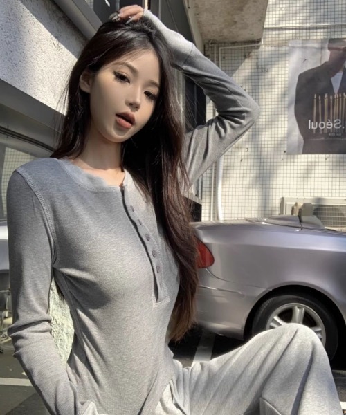SHERU(シェル)の「バイカラー ヘンリーネックタイト長袖Tシャツ ロンT(Tシャツ/カットソー・レディース・グレー/ブラック・M)」の9枚目の写真