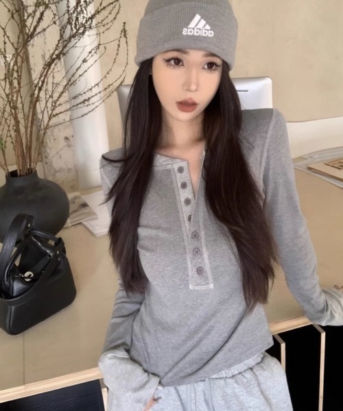 SHERU(シェル)の「バイカラー ヘンリーネックタイト長袖Tシャツ ロンT(Tシャツ/カットソー・レディース・グレー/ブラック・M)」の13枚目の写真