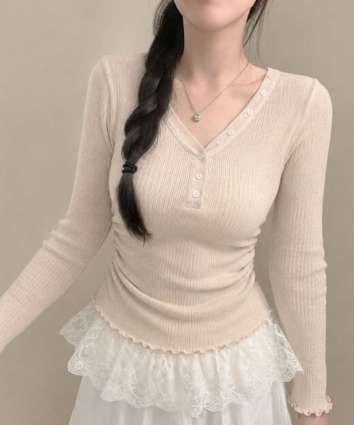 AsRiRe(アスリレイ)の「26aw 四色展開/アシンメトリーボタンVネックサイドギャザーリブニットトップス(ニット/セーター・レディース・ホワイト/グレー/ブラウン/オートミール・M)」の1枚目の写真