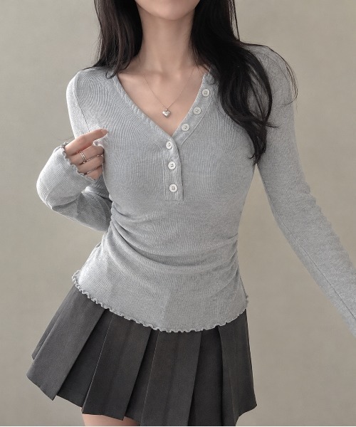 AsRiRe(アスリレイ)の「26aw 四色展開/アシンメトリーボタンVネックサイドギャザーリブニットトップス(ニット/セーター・レディース・ホワイト/グレー/ブラウン/オートミール・M)」の3枚目の写真