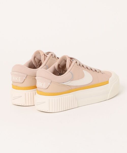 NIKE（ナイキ）の「500 ﾅｲｷ ｳｨﾒﾝｽﾞ ｺｰﾄ ﾚ（スニーカー・レディース・ベージュ・22.5cm/23.0cm/23.5cm/24.0cm/24.5cm/25.0cm）」の2枚目の写真