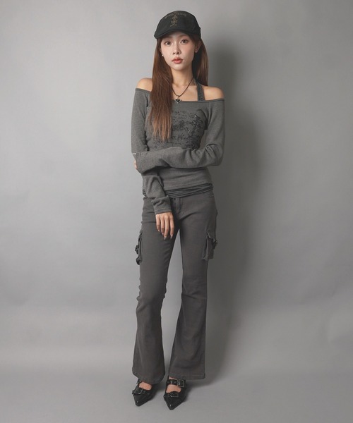SPINNS(スピンズ)の「ホルターネック長袖カットソー/ボーダーロゴ/ストリート女子(Tシャツ/カットソー・レディース・チャコール/ブラック・ONESIZE)」の7枚目の写真