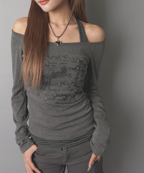 SPINNS(スピンズ)の「ホルターネック長袖カットソー/ボーダーロゴ/ストリート女子(Tシャツ/カットソー・レディース・チャコール/ブラック・ONESIZE)」の3枚目の写真