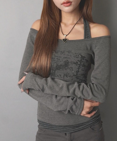SPINNS(スピンズ)の「ホルターネック長袖カットソー/ボーダーロゴ/ストリート女子(Tシャツ/カットソー・レディース・チャコール/ブラック・ONESIZE)」の4枚目の写真