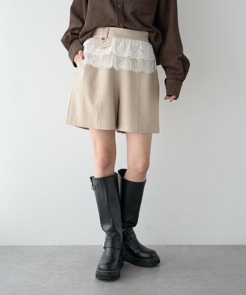 earth music&ecology（アースミュージックアンドエコロジー）の「レースレイヤードショートパンツ（その他パンツ・レディース・ベージュ/グレー/ブラック・FREE）」の10枚目の写真