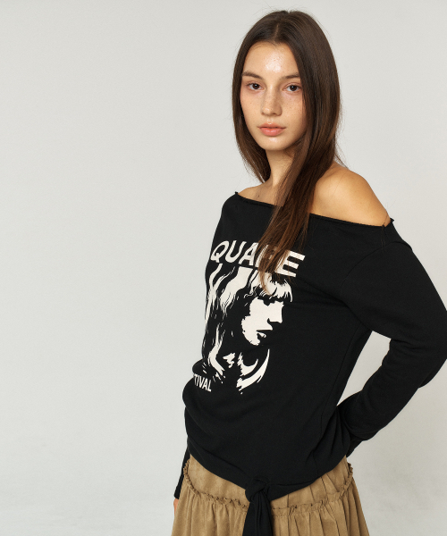 QUAFE(クアフェ)の「OFF-SHOULDER PRINTED TIE T-SHIRT(スウェット・レディース・ブラック・FREE)」の2枚目の写真