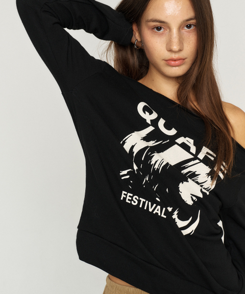 QUAFE(クアフェ)の「OFF-SHOULDER PRINTED TIE T-SHIRT(スウェット・レディース・ブラック・FREE)」の8枚目の写真