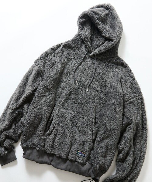 FREAK'S STORE（フリークスストア）の「限定展開 リラックスフィット シャギーフリース プルオーバー パーカー（パーカー・メンズ・グレイッシュベージュ/ブラック/オリーブ/スミクロ・LARGE/MEDIUM/SMALL）」の2枚目の写真