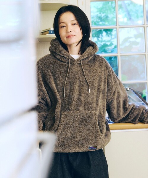 FREAK'S STORE（フリークスストア）の「限定展開 リラックスフィット シャギーフリース プルオーバー パーカー（パーカー・メンズ・グレイッシュベージュ/ブラック/オリーブ/スミクロ・LARGE/MEDIUM/SMALL）」の15枚目の写真