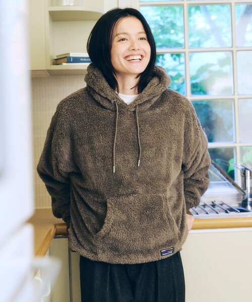 FREAK'S STORE（フリークスストア）の「限定展開 リラックスフィット シャギーフリース プルオーバー パーカー（パーカー・メンズ・グレイッシュベージュ/ブラック/オリーブ/スミクロ・LARGE/MEDIUM/SMALL）」の18枚目の写真