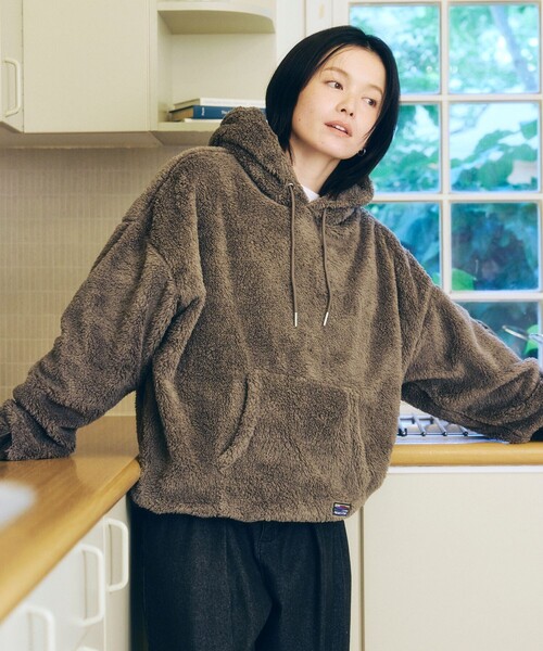 FREAK'S STORE（フリークスストア）の「限定展開 リラックスフィット シャギーフリース プルオーバー パーカー（パーカー・メンズ・グレイッシュベージュ/ブラック/オリーブ/スミクロ・LARGE/MEDIUM/SMALL）」の19枚目の写真
