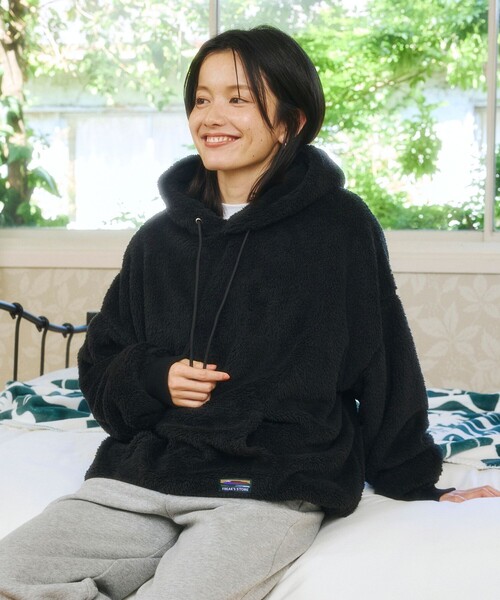 FREAK'S STORE（フリークスストア）の「限定展開 リラックスフィット シャギーフリース プルオーバー パーカー（パーカー・メンズ・グレイッシュベージュ/ブラック/オリーブ/スミクロ・LARGE/MEDIUM/SMALL）」の22枚目の写真