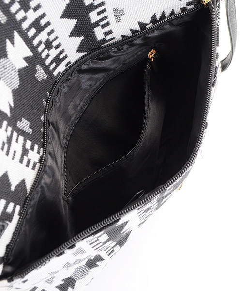 Luz Llena (NEY)（ラズレナニー）の「[2WAY]オルテガ柄・クラッチショルダーバッグ（クラッチバッグ・レディース・ブルー/ブラック・ﾌﾘ-）」の8枚目の写真