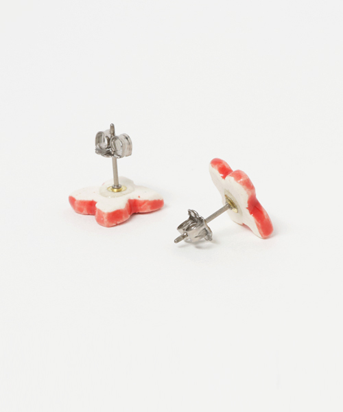 TONE SELECT GOODS（トーンセレクトグッズ）の「【irodori】小さい花のpierce（赤）（ピアス（両耳用）・レディース・レッド・FREE）」の2枚目の写真