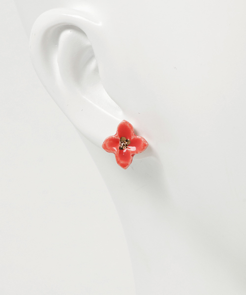 TONE SELECT GOODS（トーンセレクトグッズ）の「【irodori】小さい花のpierce（赤）（ピアス（両耳用）・レディース・レッド・FREE）」の4枚目の写真