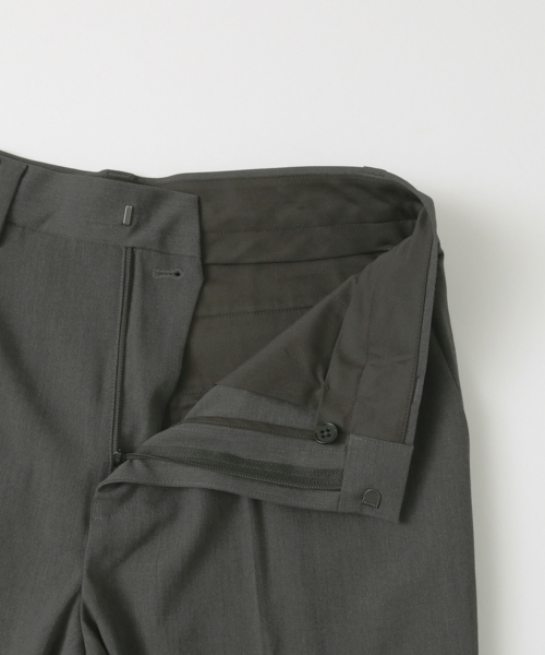 URBAN RESEARCH（アーバンリサーチ）の「UR T/Rギャバワンタックワイドパンツ（その他パンツ・メンズ・グレー/チャコールグレー/ブラック・LARGE/MEDIUM）」の7枚目の写真