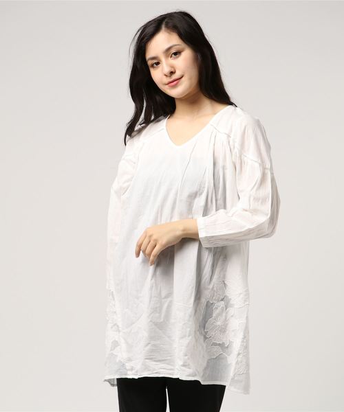 LBC（エルビーシー）の「裾刺繍チュニックブラウス（シャツ/ブラウス・レディース・ホワイト/ブルー・LARGE/MEDIUM）」の2枚目の写真