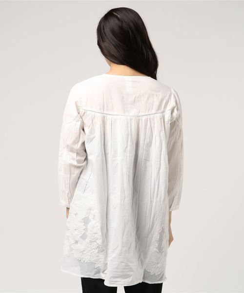 LBC（エルビーシー）の「裾刺繍チュニックブラウス（シャツ/ブラウス・レディース・ホワイト/ブルー・LARGE/MEDIUM）」の3枚目の写真