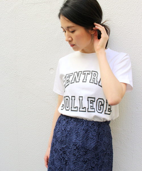 ottilie(オティーリエ)の「カレッジプリントTシャツ(Tシャツ/カットソー・レディース・オフホワイト/ブラック/ブラウン/ネイビー・FREE)」の2枚目の写真