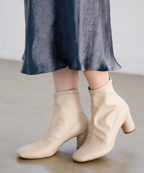 A part by(アパートバイ)の「スクエアトウストレッチブーツ 825122(ブーツ・レディース・アイボリー/ブラック・MEDIUM/LARGE)」の2枚目の写真