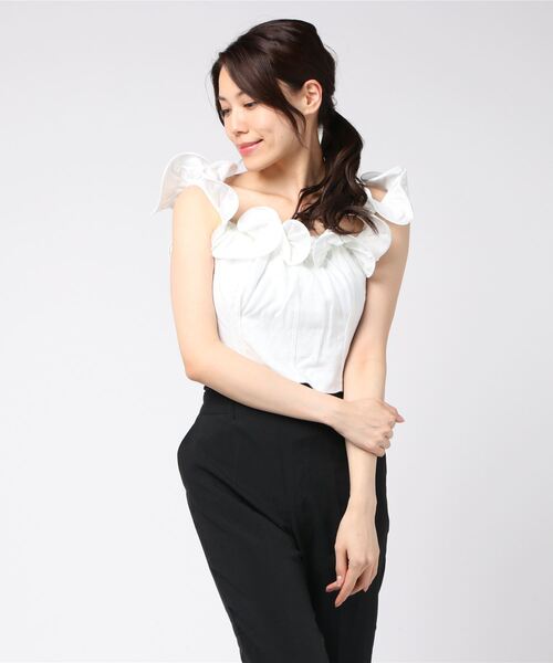 Guess�i�Q�X�j�́uMAKARA RUFFLED OFF-THE-SHOULDER TOP�i���̑��g�b�v�X�j�v�b�z���C�g�n���̑�