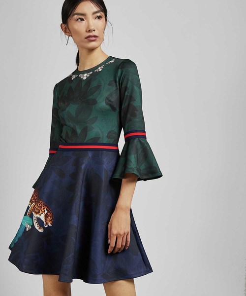 Ted Baker(テッドベーカー)の「EMILEEN ベルスリーブ アニマルxジュエリープリント ワンピース(ワンピース)」|ネイビー