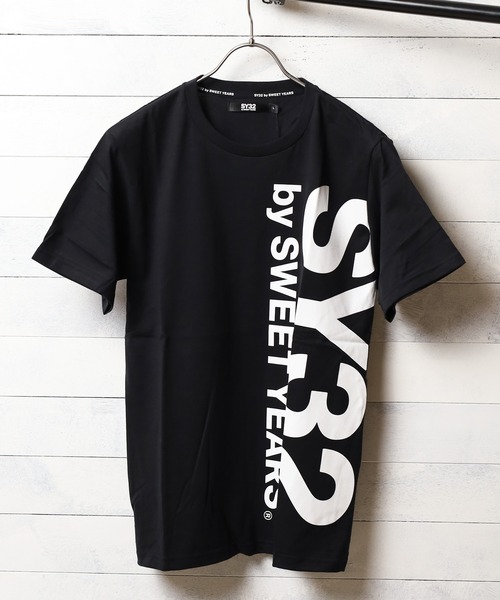 SY32 by SWEET YEARS（エスワイサーティトゥバイスィートイヤーズ）の「【73】【it】【SY32 by SWEET YEARS】VERTICAL LOGO TEE（Tシャツ/カットソー・レディース・ホワイト/ブラック/ブラック系その他/ブラック系その他2/ブラック系その他3・MEDIUM/LARGE/XX-LARGE/SMALL/X-LARGE）」の3枚目の写真