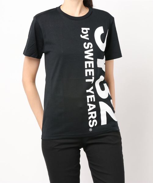 SY32 by SWEET YEARS（エスワイサーティトゥバイスィートイヤーズ）の「【73】【it】【SY32 by SWEET YEARS】VERTICAL LOGO TEE（Tシャツ/カットソー・レディース・ホワイト/ブラック/ブラック系その他/ブラック系その他2/ブラック系その他3・MEDIUM/LARGE/XX-LARGE/SMALL/X-LARGE）」の10枚目の写真