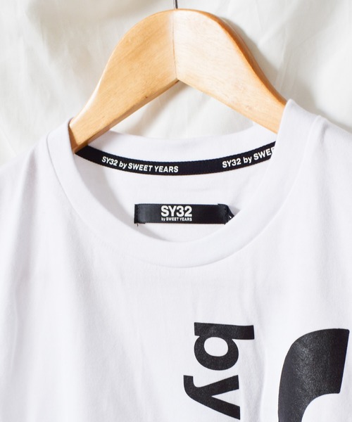 SY32 by SWEET YEARS（エスワイサーティトゥバイスィートイヤーズ）の「【73】【it】【SY32 by SWEET YEARS】VERTICAL LOGO TEE（Tシャツ/カットソー・レディース・ホワイト/ブラック/ブラック系その他/ブラック系その他2/ブラック系その他3・MEDIUM/LARGE/XX-LARGE/SMALL/X-LARGE）」の6枚目の写真