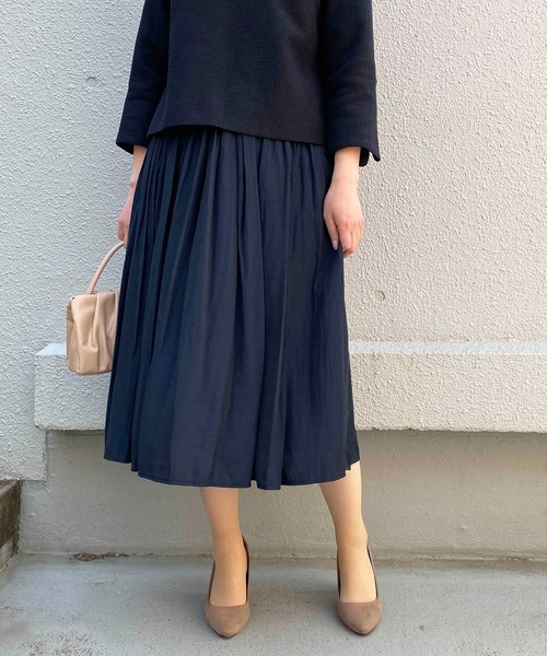 PICCIN(ピッチン)の「パウダーサテンフレアスカート(スカート・レディース・ネイビー/グレイッシュベージュ・M/L)」の13枚目の写真