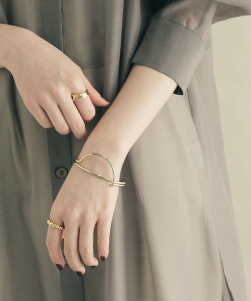 SMELLY（スメリー）の「カーブラインバングル（バングル/リストバンド・レディース・ゴールド・-）」の5枚目の写真