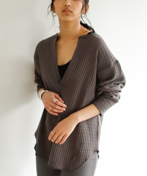 Auntie Rosa Holiday(アンティローザホリデー)の「ビッグワッフルディープVネックトップス(Tシャツ/カットソー・レディース・チャコールグレー/カーキ/ナチュラル/グレイッシュベージュ・FREE)」の2枚目の写真