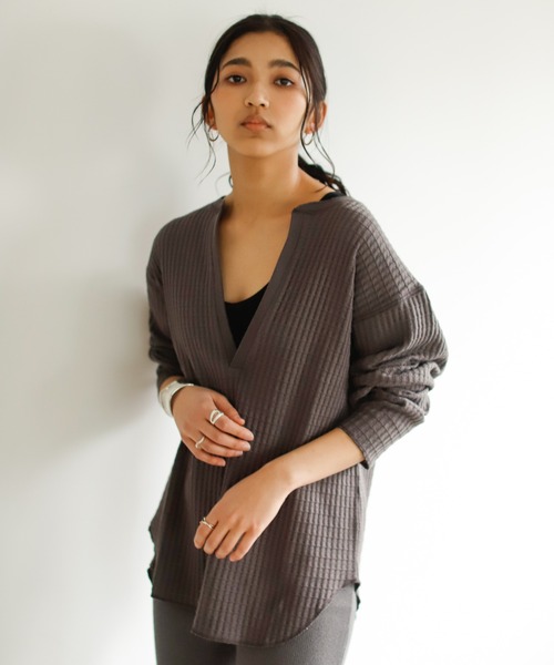 Auntie Rosa Holiday(アンティローザホリデー)の「ビッグワッフルディープVネックトップス(Tシャツ/カットソー・レディース・チャコールグレー/カーキ/ナチュラル/グレイッシュベージュ・FREE)」の5枚目の写真
