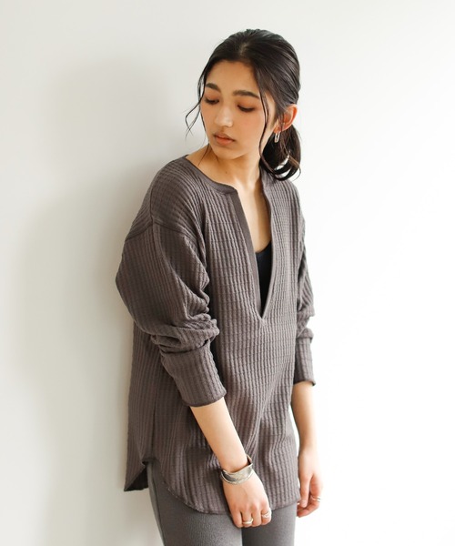 Auntie Rosa Holiday(アンティローザホリデー)の「ビッグワッフルディープVネックトップス(Tシャツ/カットソー・レディース・チャコールグレー/カーキ/ナチュラル/グレイッシュベージュ・FREE)」の6枚目の写真