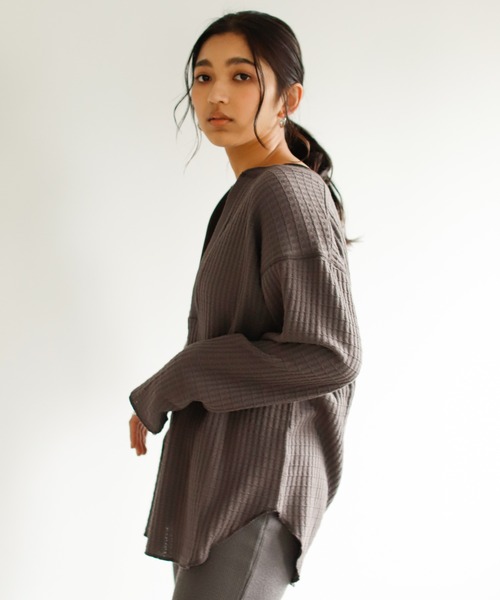 Auntie Rosa Holiday(アンティローザホリデー)の「ビッグワッフルディープVネックトップス(Tシャツ/カットソー・レディース・チャコールグレー/カーキ/ナチュラル/グレイッシュベージュ・FREE)」の7枚目の写真