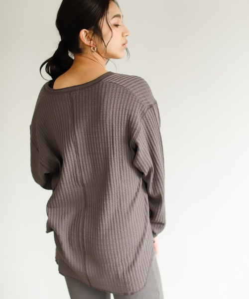 Auntie Rosa Holiday(アンティローザホリデー)の「ビッグワッフルディープVネックトップス(Tシャツ/カットソー・レディース・チャコールグレー/カーキ/ナチュラル/グレイッシュベージュ・FREE)」の8枚目の写真
