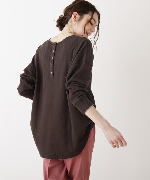 SHOO・LA・RUE（シューラルー）の「◆ワッフル前後2WAYロンT（Tシャツ/カットソー・レディース・チャコールグレー/ベージュ/オフホワイト・02/03/04）」の6枚目の写真