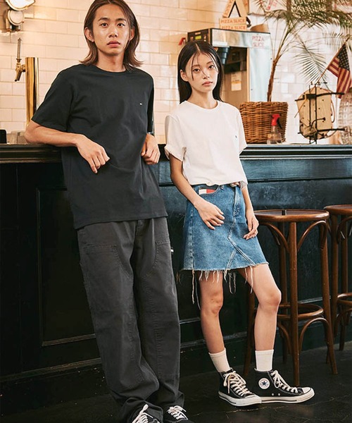 TOMMY HILFIGER(トミーヒルフィガー)の「【オンライン限定】トミーヒルフィガー ワンポイントロゴクルーネックオーバーサイズTシャツ(Tシャツ/カットソー・メンズ・ホワイト/ブラック/ネイビー/グレー・SMALL/MEDIUM/LARGE/X-LARGE/XX-LARGE)」の5枚目の写真