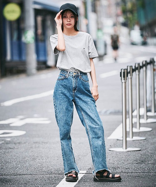 TOMMY HILFIGER(トミーヒルフィガー)の「【オンライン限定】トミーヒルフィガー ワンポイントロゴクルーネックオーバーサイズTシャツ(Tシャツ/カットソー・メンズ・ホワイト/ブラック/ネイビー/グレー・SMALL/MEDIUM/LARGE/X-LARGE/XX-LARGE)」の18枚目の写真