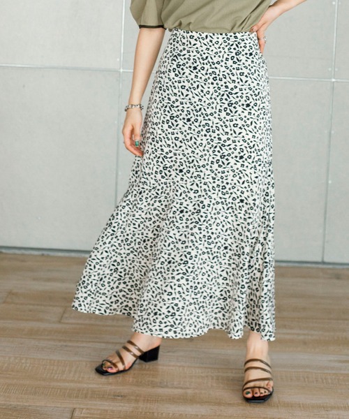 w closet（ダブルクローゼット）の「小花柄マーメイドスカート（スカート・レディース・オレンジ/ホワイト×ブルー/ホワイト×ブラック/ブラック×ホワイト/ホワイト×グリーン・FREE）」の4枚目の写真