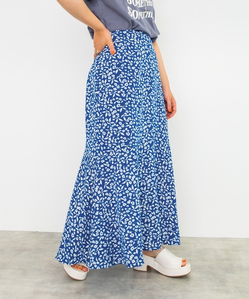 w closet（ダブルクローゼット）の「小花柄マーメイドスカート（スカート・レディース・オレンジ/ホワイト×ブルー/ホワイト×ブラック/ブラック×ホワイト/ホワイト×グリーン・FREE）」の7枚目の写真