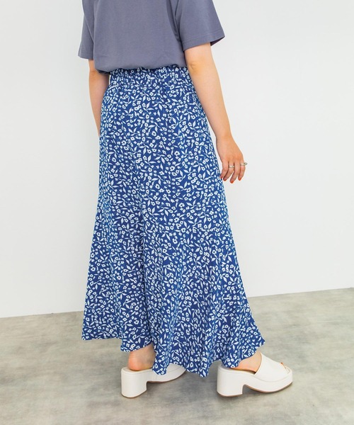 w closet（ダブルクローゼット）の「小花柄マーメイドスカート（スカート・レディース・オレンジ/ホワイト×ブルー/ホワイト×ブラック/ブラック×ホワイト/ホワイト×グリーン・FREE）」の8枚目の写真