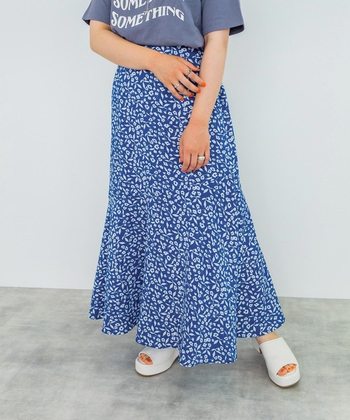 w closet（ダブルクローゼット）の「小花柄マーメイドスカート（スカート・レディース・オレンジ/ホワイト×ブルー/ホワイト×ブラック/ブラック×ホワイト/ホワイト×グリーン・FREE）」の9枚目の写真