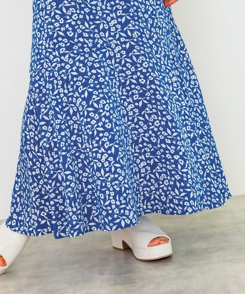 w closet（ダブルクローゼット）の「小花柄マーメイドスカート（スカート・レディース・オレンジ/ホワイト×ブルー/ホワイト×ブラック/ブラック×ホワイト/ホワイト×グリーン・FREE）」の10枚目の写真