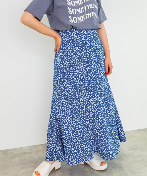 w closet（ダブルクローゼット）の「小花柄マーメイドスカート（スカート・レディース・オレンジ/ホワイト×ブルー/ホワイト×ブラック/ブラック×ホワイト/ホワイト×グリーン・FREE）」の12枚目の写真