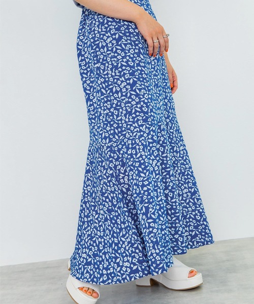 w closet（ダブルクローゼット）の「小花柄マーメイドスカート（スカート・レディース・オレンジ/ホワイト×ブルー/ホワイト×ブラック/ブラック×ホワイト/ホワイト×グリーン・FREE）」の14枚目の写真